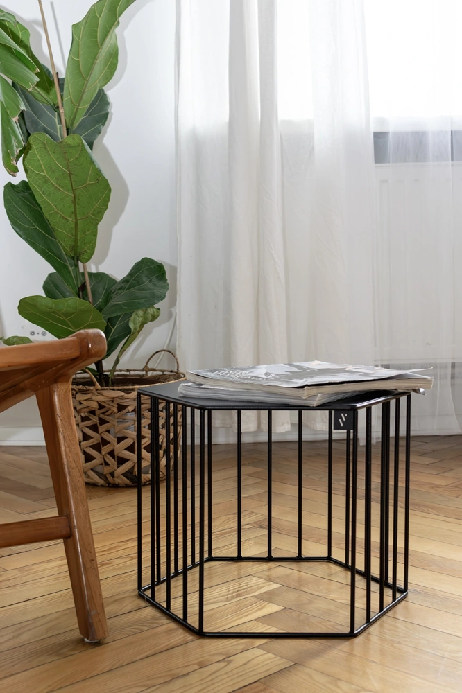 Metalowy kwietnik o podstawie sześcianu