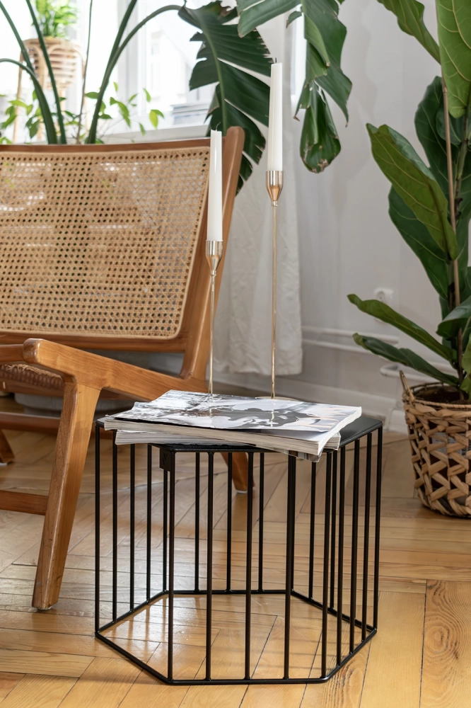 Metalowy kwietnik o podstawie sześcianu