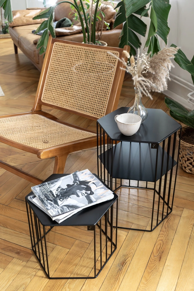 Metalowy kwietnik o podstawie sześcianu