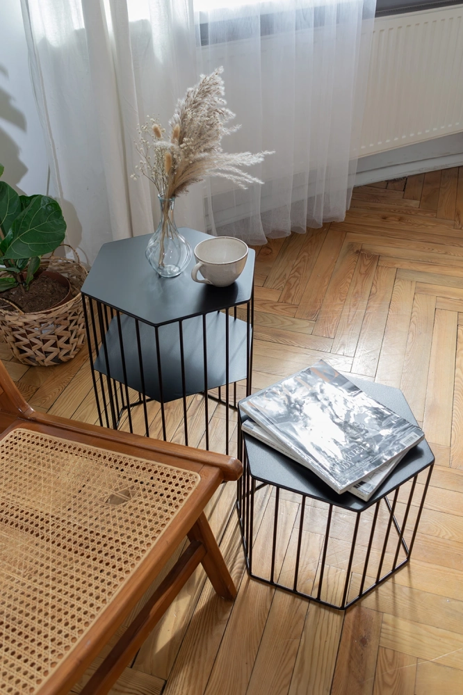 Metalowy kwietnik o podstawie sześcianu