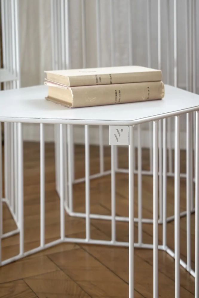 Metalowy kwietnik o podstawie sześcianu