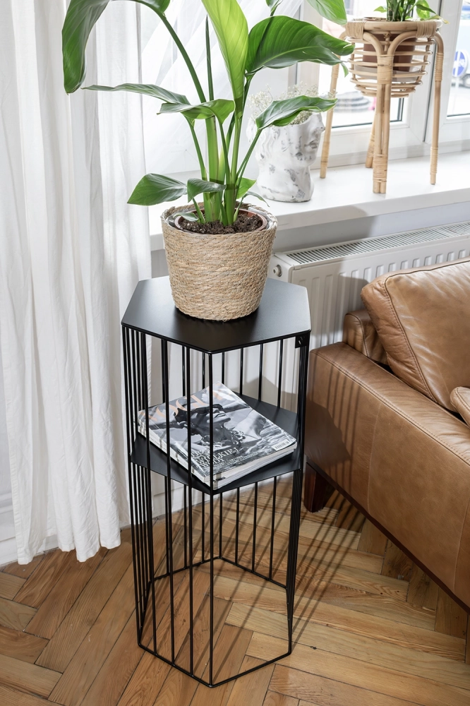 Metalowy kwietnik o wysokości 80cm