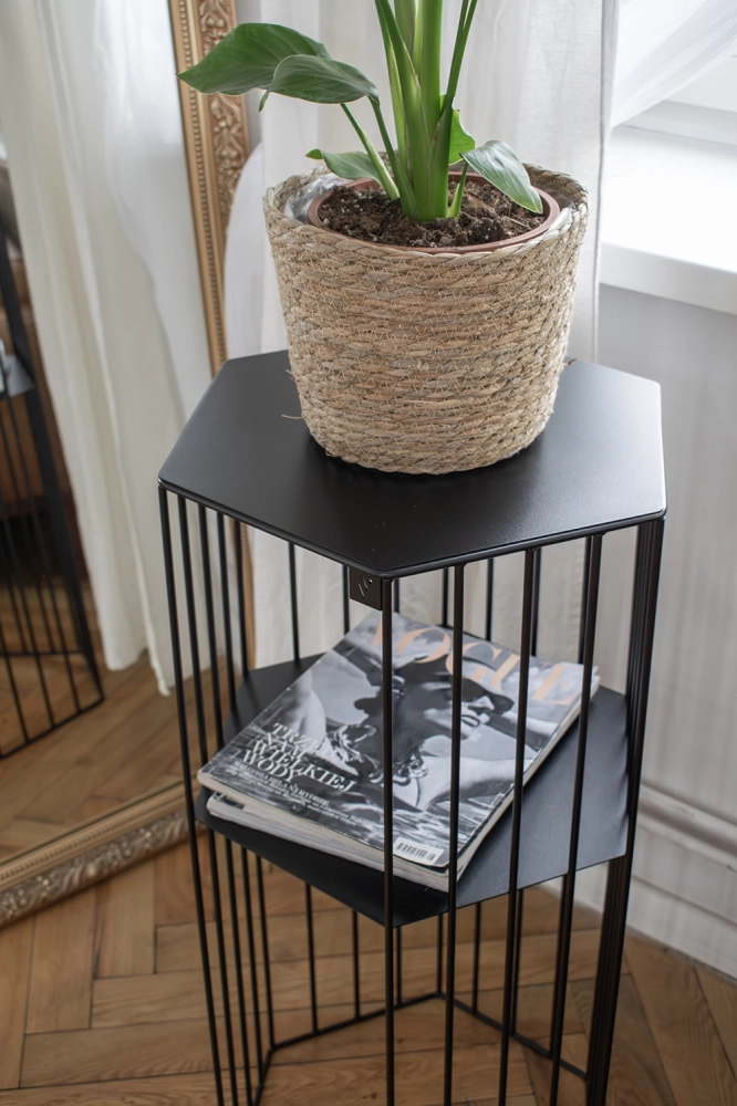 Metalowy kwietnik o wysokości 80cm