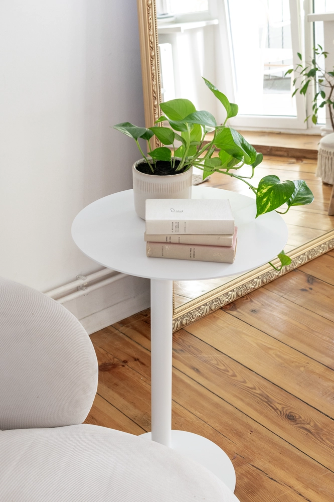 Metalowy stolik pomocniczny do kanapy