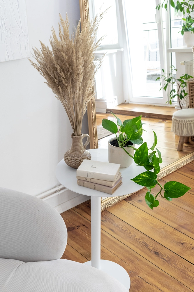 Metalowy stolik pomocniczny do kanapy