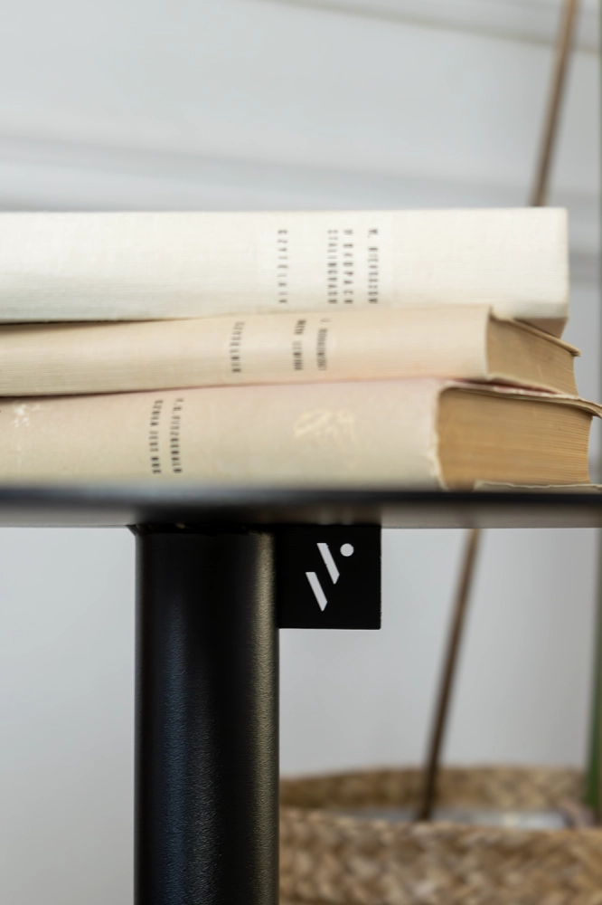 Metalowy stolik pomocniczny do kanapy