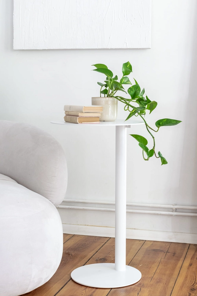 Metalowy stolik pomocniczny do kanapy