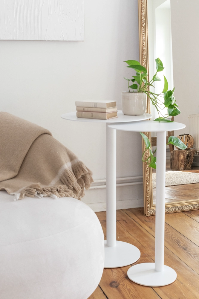 Metalowe stoliki pomocniczne do kanapy