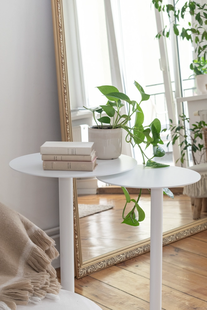 Metalowe stoliki pomocniczne do kanapy